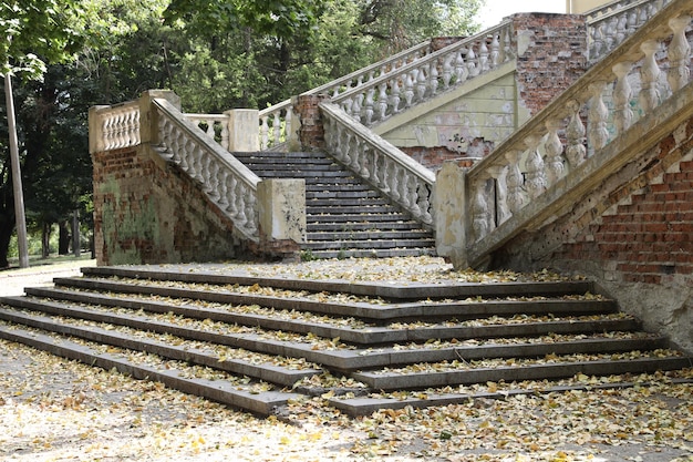 alte Treppe im Sommerpark.