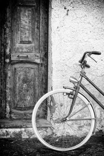 Alte Türen und Vintage-Fahrrad-Schwarz-Weiß-Aufnahme