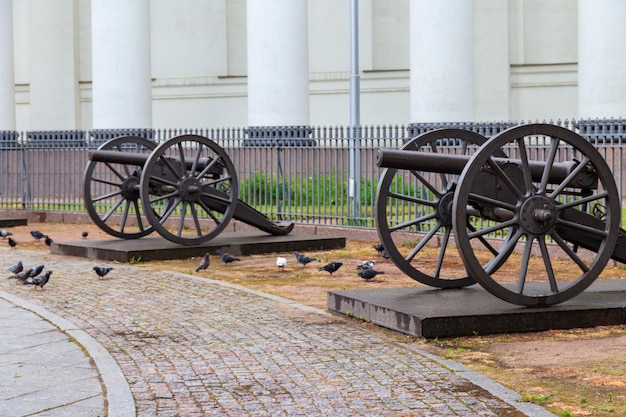 Alte türkische Kanonen vor Trinity Cathedral in St. Petersburg Russland