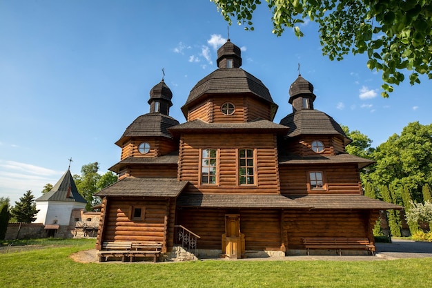 Alte ukrainische griechisch-katholische Holzkirche des Krekhiv-Klosters in der Stadt Zhovkva