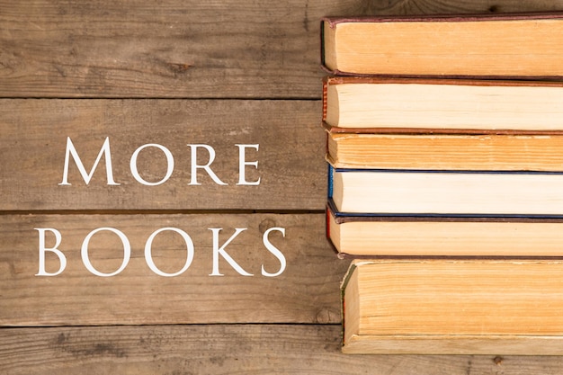 Alte und gebrauchte Hardcover-Bücher oder Lehrbücher und Text Weitere Bücher auf Holztisch