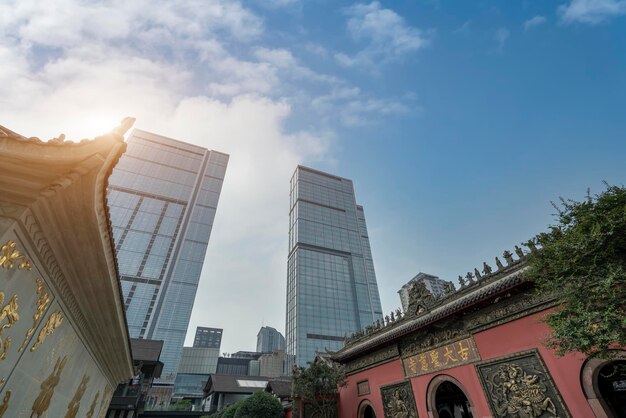 Alte und moderne Gebäude an der Chunxi Road, Chengdu