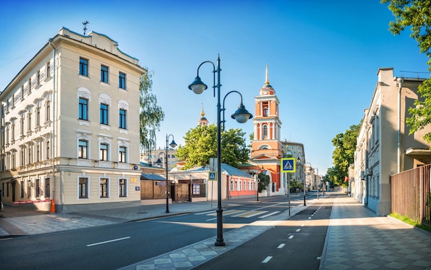 Alte und moderne Gebäude und die Dreifaltigkeitskirche in der Pyatnitskaya-Straße in Moskau an einem frühen sonnigen Sommermorgen