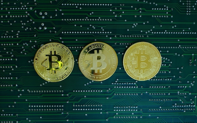 Alte und neue Version der goldenen Bitcoin-Kryptowährung auf dem Hintergrund der elektronischen Leiterplatte des Computers