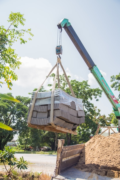 Alte und rostige Kettenrolle, an der Baustelle mit Kranhaken