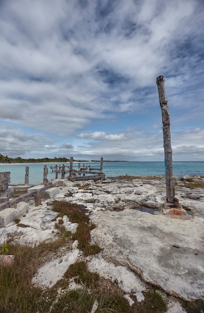 Alte verlassene Anlegestelle am Strand von Xpu-Ha in Mexiko