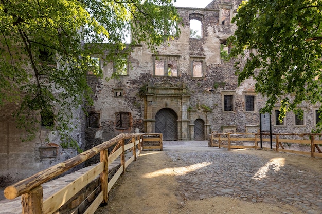 Alte verlassene Burg im Wald