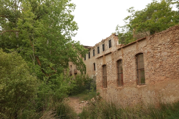 Alte verlassene Fabrik im Flussbett in Banyeres von Mariola, Alicante, Spanien.