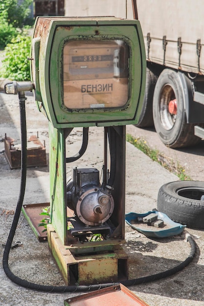 Alte verlassene, nicht funktionierende Tankstelle in einem LKW-Parkplatz in der Ukraine