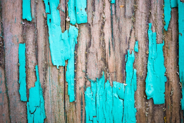 Alte, verwitterte Bretter mit abblätternder Farbe.