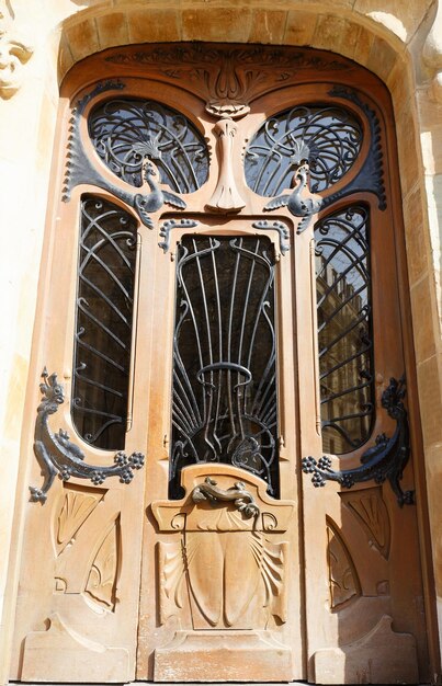 Alte verzierte Tür in typischem altem Apartmentgebäude von Paris