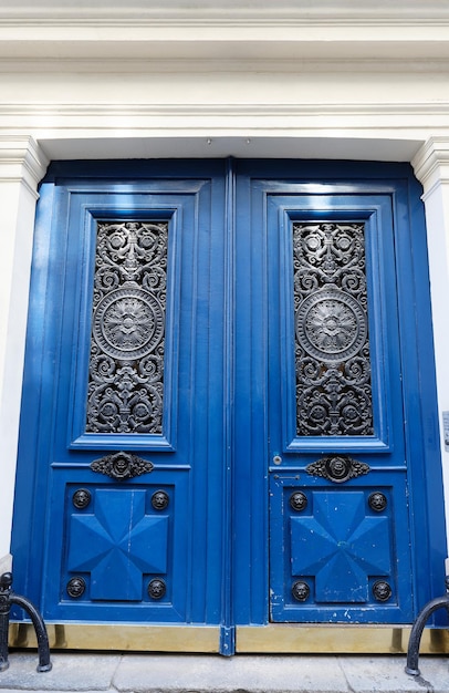 Alte verzierte Tür in typischem altem Apartmentgebäude von Paris