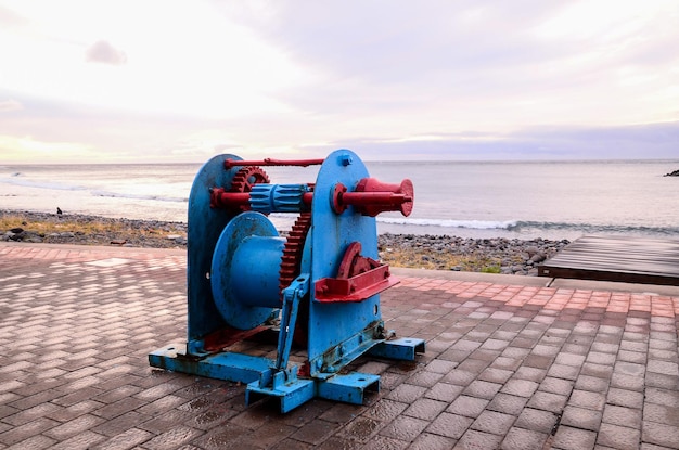 Foto alte vintage metallwinde in einem hafen