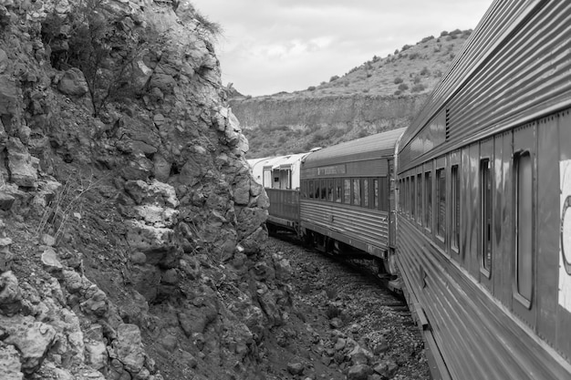 Foto alte waggons in schwarz-weiß-foto