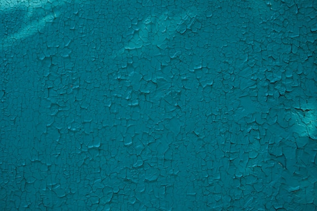 alte Wand mit blauer Farbe gestrichen, die von Zeit zu Zeit Risse bekommt