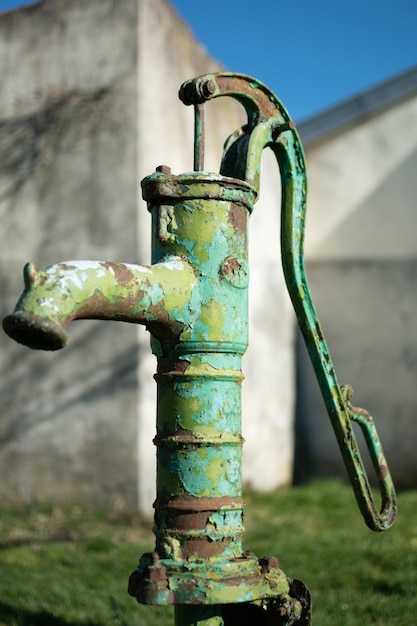 Alte Wasserpumpe an einem Brunnen im Garten Bewässerung und Einsparung von Wasser ländliche Umgebung