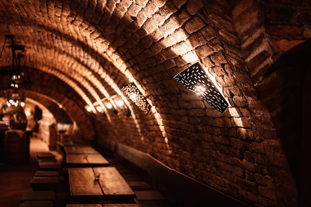 Alte Weinflaschen, die in einem unterirdischen Traditionskeller abstauben Kleiner und alter Weinkeller mit vollen Weinflaschen Weingutkonzept Schloss Valtice in Südmähren Tschechien Europa