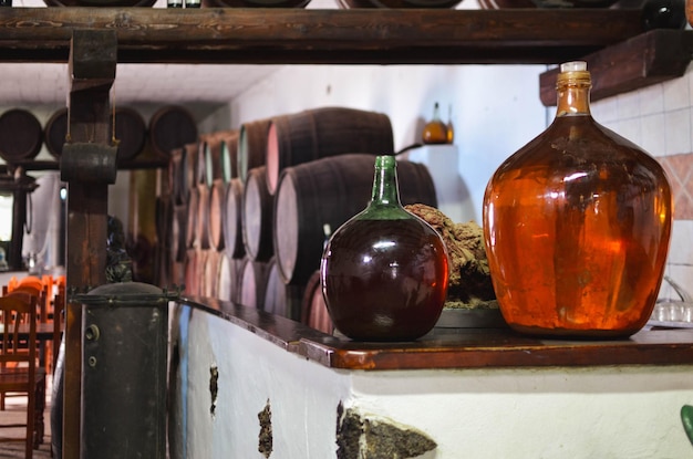 Alte Weinflaschen im Keller der Weinfabrik