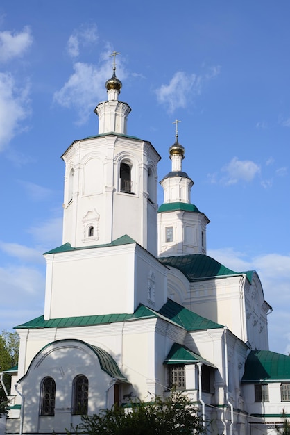 Alte weiße Klosterkirche mit Kreuzfassade gegen den blauen Himmel im Freien Closeup religiöse Architektur des Mittelalters