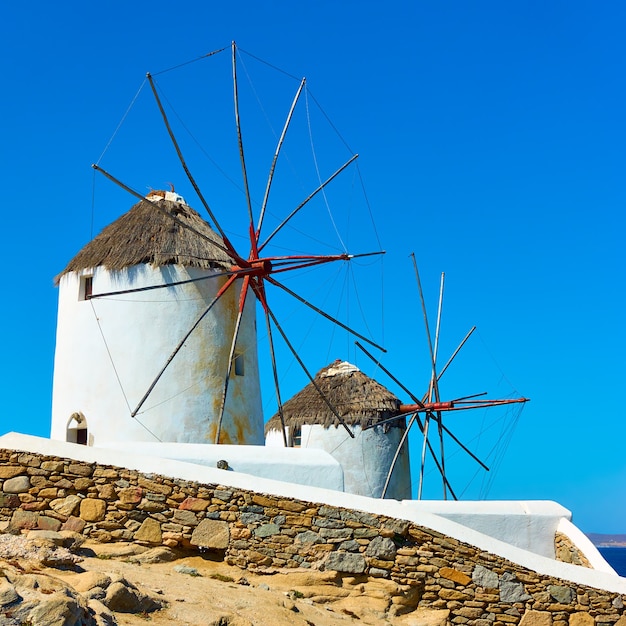 Alte weiße Windmühlen auf der Insel Mykonos in Griechenland. Griechische Landschaft
