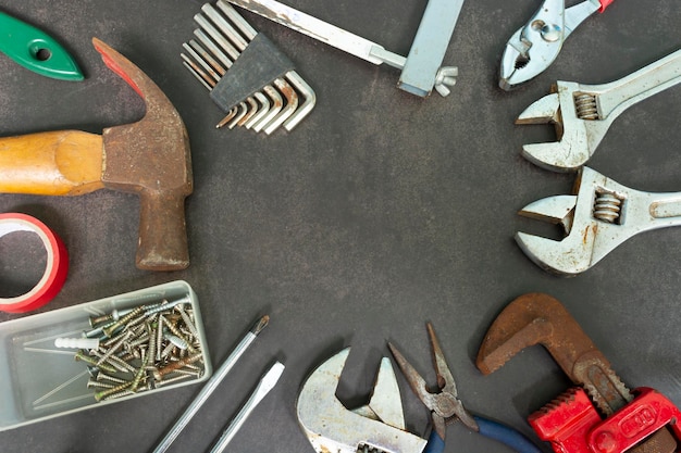 Alte Werkzeuge für die Instandhaltung und Reparatur von Betonböden