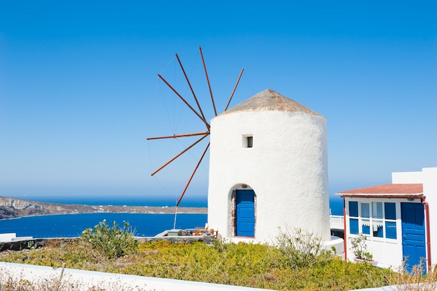 Alte Windmühle auf der Insel Santorini, Griechenland. Sommerlandschaft, Meerblick.