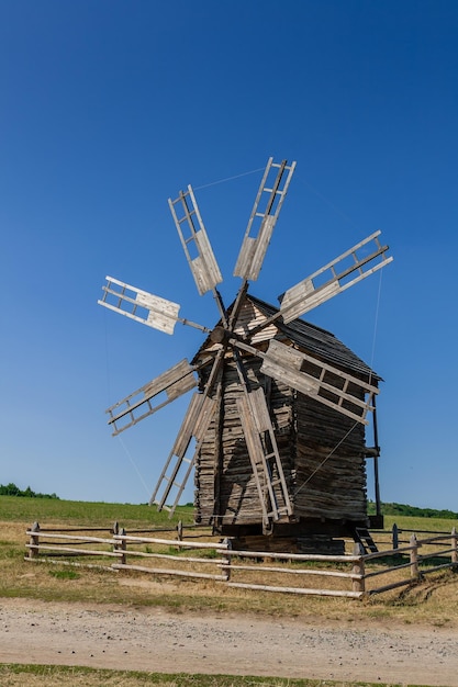 Alte Windmühle auf Hintergrund des blauen Himmels