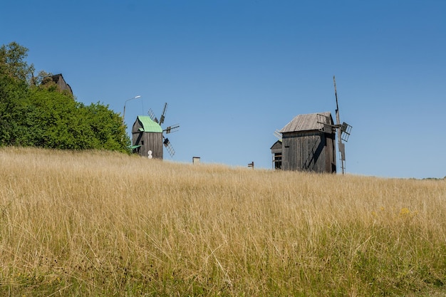 Alte Windmühle auf Hintergrund des blauen Himmels