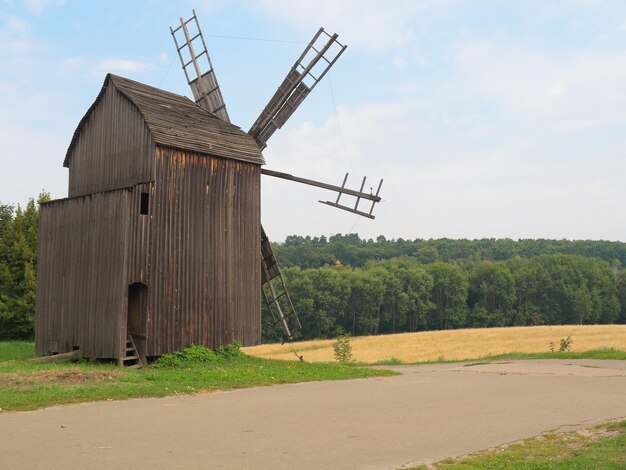 Alte Windmühle im ukrainischen Dorf, nahe der Stadt Kiew. Ukraine.