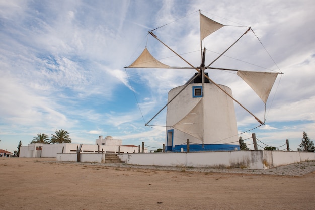 Alte Windmühle mit ihren beweglichen Blättern