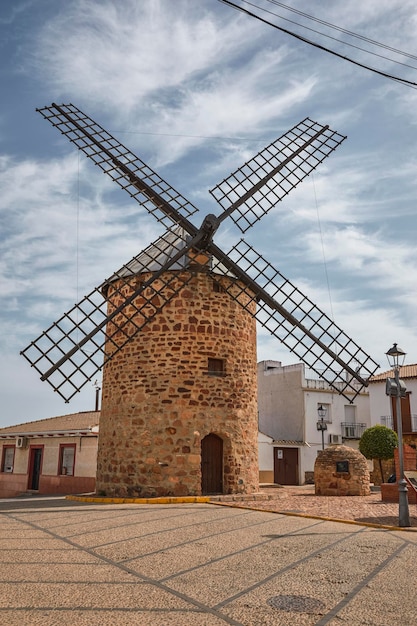 Alte Windmühle mitten im Dorf