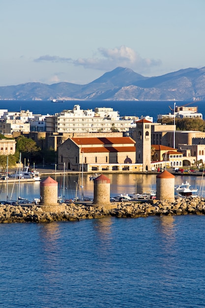 Alte Windmühlen im Hafen von Mandraki, Rhodos, Griechenland