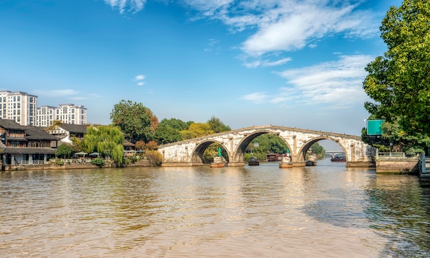 Alte Wohngebäude der Gongchen-Brücke in Hangzhou, Provinz Zhejiang