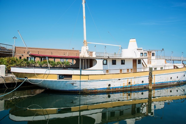 Alte Yacht im Hafen von Rimini Italien