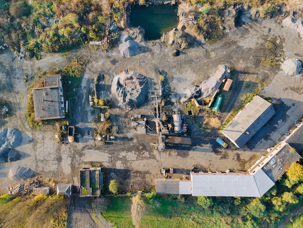 Alte Zementfabrik schwerer Beton in einer Bauanlage bilden Industriezone aus Betonzement