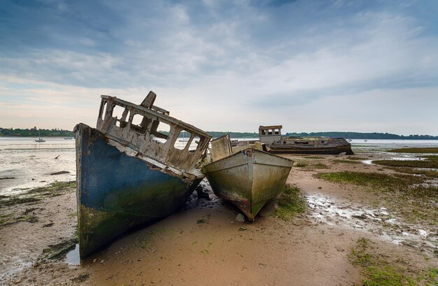 Alte zerstörte Boote auf dem Fluss Orwell