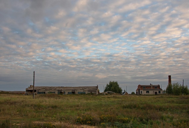 Alte zerstörte Gebäude in einem Feld an einem bewölkten Morgen