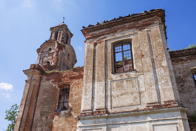 Alte zerstörte Kirche Ruinen der katholischen Kirche Altes verfallenes Gebäude mit Säulen aus rotem Backstein Historischer Wert 18. Jahrhundert Lyskovo Weißrussland