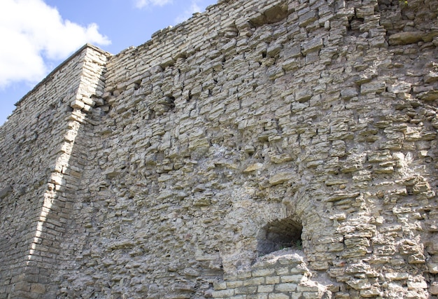 Alte zerstörte Mauer gegen den Himmel BurgmauerMauer aus historischer Zeit