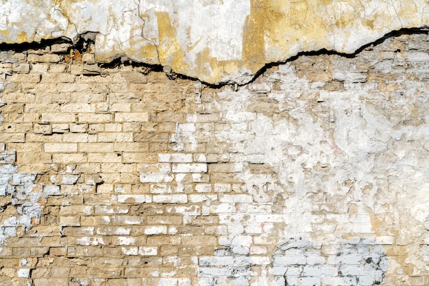 Alte zerstörte Ziegelmauer Ungewöhnlicher Gebäudehintergrund