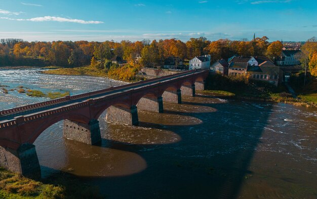 Alte Ziegelsteinbrücke über den Fluss UNESCO Stadt Kuldiga Luftansicht