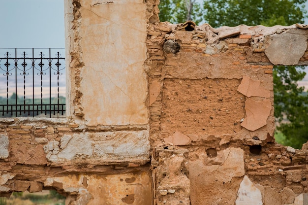 Foto alte ziegelsteinmauer nach gebäude