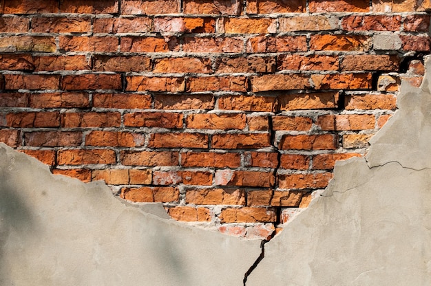 Alte Ziegelwand mit abgefallenem Putz Hintergrund der Crack Brick Wall Textur