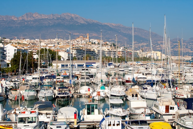 Altea Dorf in Alicante mit Jachthafenbootvordergrund