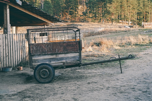 Alter Anhänger auf dem Land. Vintage Ausrüstung für die Arbeit im Feld.