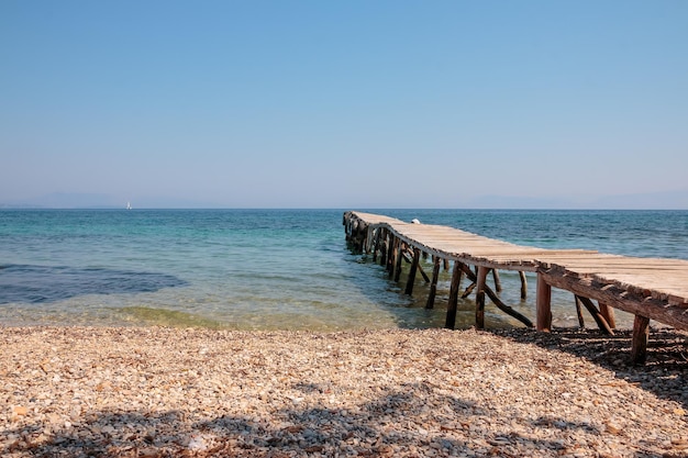 Alter Anlegesteg, Steg und das Meer, Steine, Strandabenteuer, Reisekonzept, wilder Strand, Kopierraum