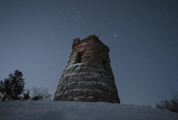 Alter Aussichtsturm vor dem Hintergrund des Sternenhimmels. Winterzeit