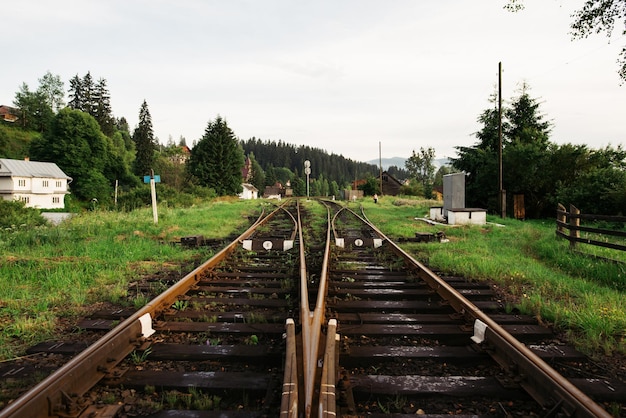 Alter Bahnhof in den Bergen mit rostigen Schienen Transportbahnkonzept