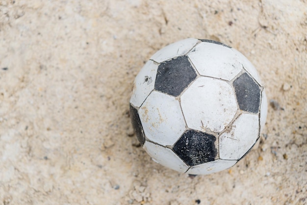 Alter Ball auf dem Boden