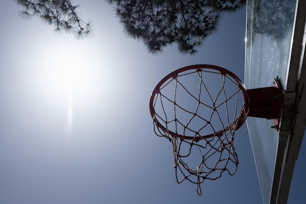 Alter Basketballkorb mit Netz in ländlicher Umgebung